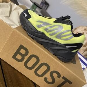 Yeezy boost 700